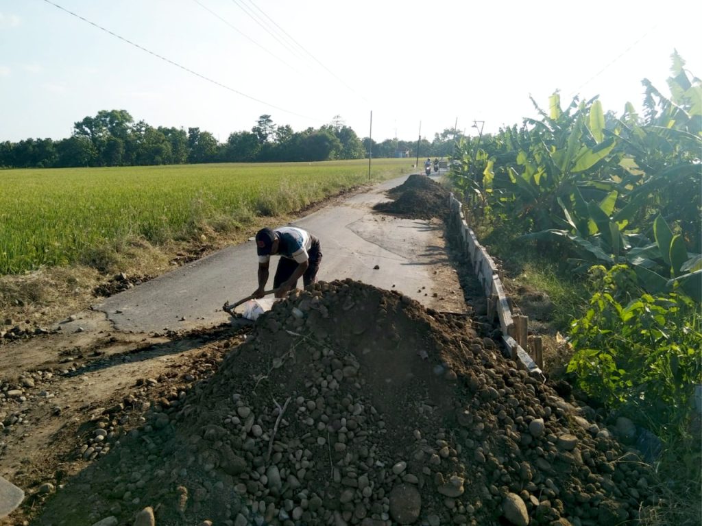 Antisipasi Lakalantas, Jalan Blok Badak Desa Mundakjaya Diperbaiki