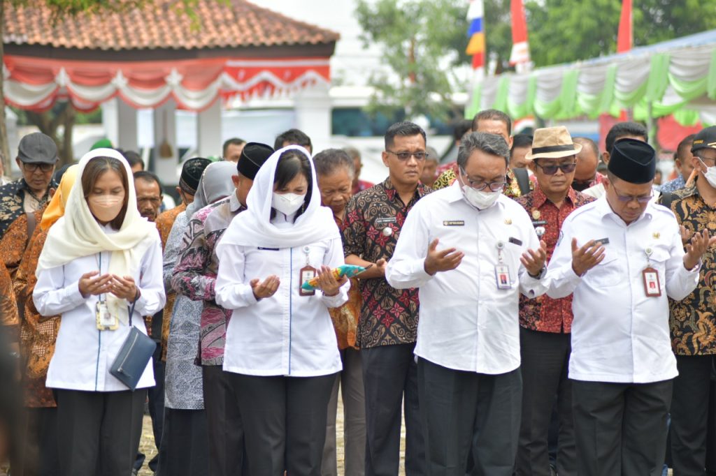 Jelang Hari Bhakti Transmigrasi 2022, Kemendes PDTT RI Ziarah ke Makam Pionir Transmigrasi di Indramayu