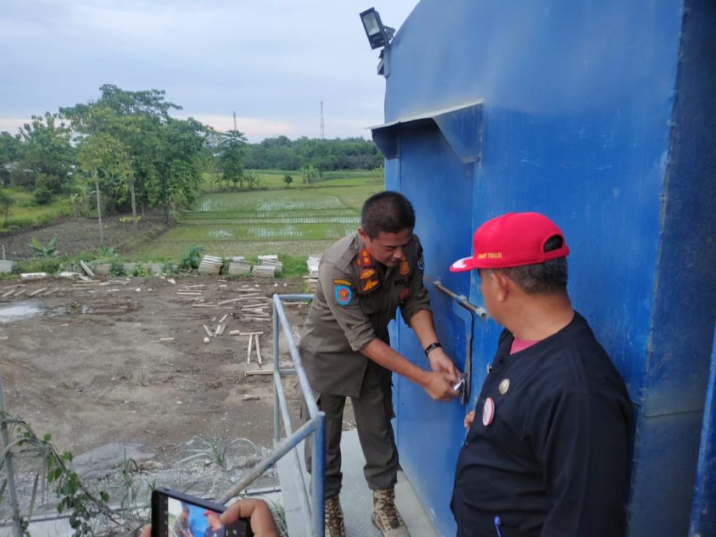 Tegas, Satpol-PP Damkar Indramayu Menutup Batching Plant Tak Lengkap Izin di Desa Jatimunggul