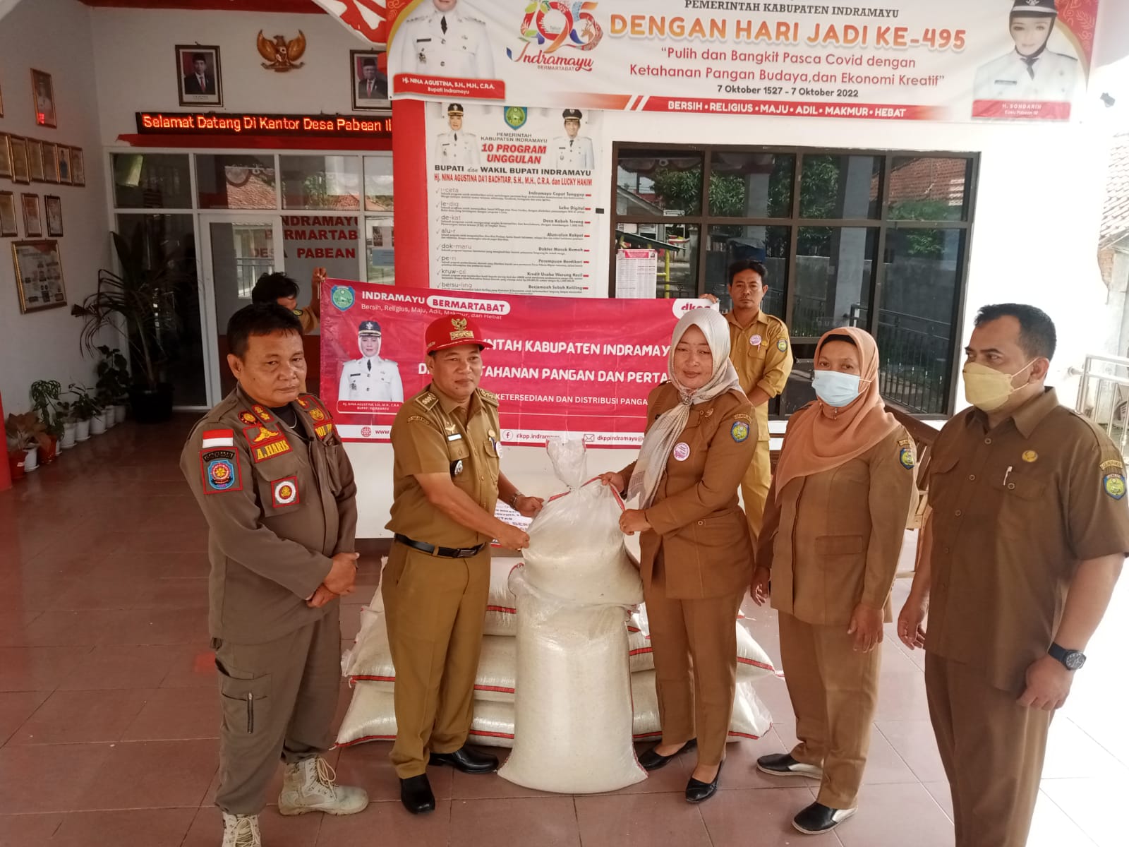 1 Ton Lebih Beras Di Salurkan Bagi Warga Terdampak Banjir Rob Di Blok