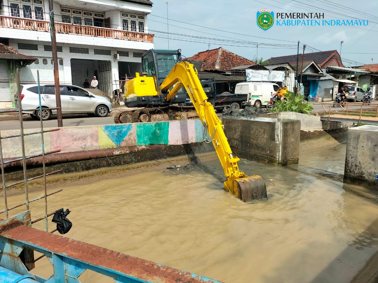 Antisipasi Banjir, Camat Kedokan Bunder Pantau Normalisasi Saluran ...